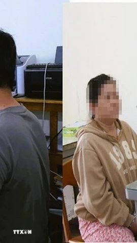 Đối tượng Nguyễn Phạm Ngọc Lâm và Lê Thị Ngọc Hạnh tại cơ quan điều tra. (Ảnh: Công an Đồng Nai/ TTXVN phát)