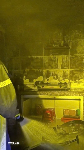 Lực lượng Cảnh sát Phòng cháy chữa cháy và Cứu hộ cứu nạn xử lý hiện trường vụ cháy rạng sáng 21/12 giữa phố Đà Lạt. (Ảnh TTXVN phát)