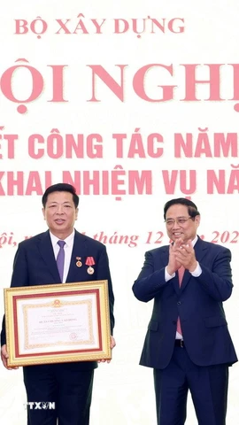 Thủ tướng Phạm Minh Chính trao Huân chương Lao động hạng Nhất; Nhì; Ba các cá nhân có thành tích xuất sắc của Bộ trưởng Bộ Xây dựng Trần Hồng Minh. (Ảnh: Dương Giang/TTXVN)