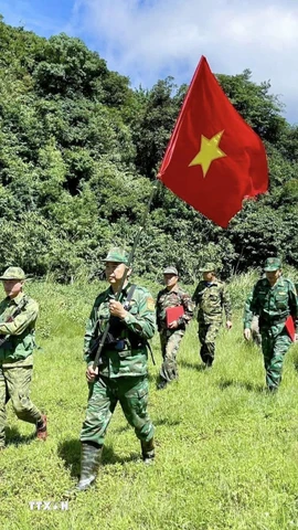Lực lượng Bộ đội biên phòng Đồn Biên phòng Tam Hợp (Bộ đội Biên phòng Nghệ An) phối hợp với Đại đội Biên phòng 251 (Bộ Chỉ huy Quân sự tỉnh Bô Ly Khăm Xay, Lào) tuần tra song phương từ khu vực cột mốc số 425 đến mốc số 426 biên giới Việt Nam-Lào. (Ảnh: TTXVN phát)