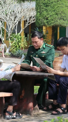 Giờ sinh hoạt ngoại khóa của các em trong mô hình "Con nuôi Biên phòng" và "Nâng bước em đến trường" cùng với các cán bộ, chiến sỹ Đồn Biên phòng Hải An, Quảng Trị. (Ảnh: Thanh Thủy/TTXVN)