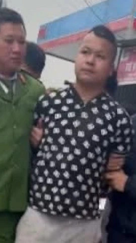 Đối tượng Nguyễn Thành Luân (ở giữa) bị bắt giữ. (Ảnh: Công an cung cấp)