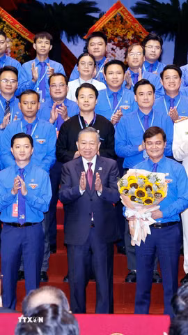 Tổng Bí thư, Chủ tịch nước Tô Lâm chúc mừng Ban chấp hành Đoàn Thanh niên Cộng sản Hồ Chí Minh lần thứ XIII, nhiệm kỳ 2026-2031. (Ảnh: Thống Nhất/TTXVN)