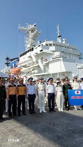 Đại biểu hai nước tại lễ đón Tàu tuần tra của Lực lượng Bảo vệ bờ biển Nhật Bản thăm Đà Nẵng. (Ảnh: Trần Lê Lâm/TTXVN)
