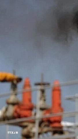 Một nhà máy lọc dầu ngoài khơi Iran. (Ảnh: IRNA/TTXVN)