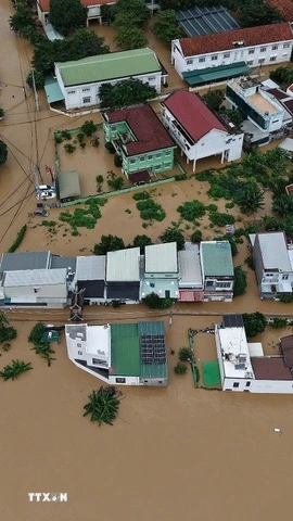 Lụt ngập diện rộng trên địa bàn tỉnh Khánh Hòa, khiến nhiều nhà dân bị chìm trong biển nước. (Ảnh: TTXVN phát)