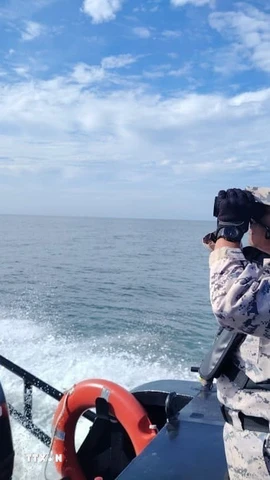 Lực lượng cứu hộ tìm kiếm nạn nhân trong vụ lật thuyền ở bang Kedah, Malaysia. (Ảnh: THX/TTXVN)