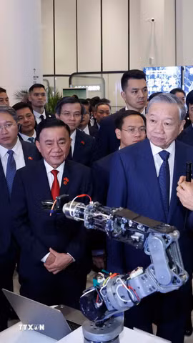 Tổng Bí thư, Chủ tịch nước Tô Lâm nghe giới thiệu về Trung tâm hợp tác ứng dụng AI Trung Quốc-ASEAN. (Ảnh: Thống Nhất/TTXVN)