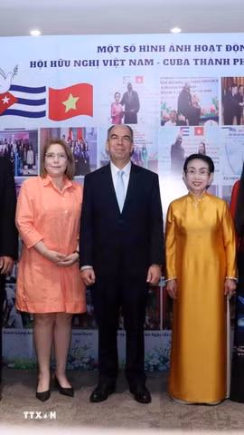 Ông Rogelio Polanco Fuentes (giữa), Đại sứ Cộng hòa Cuba tại Việt Nam, ông Mauricio Alejandro Martinez Duque (thứ 2 từ trái sang), tân Tổng lãnh sự Cộng hòa Cuba tại Thành phố Hồ Chí Minh dự buổi họp mặt. (Ảnh: Xuân Khu/TTXVN)