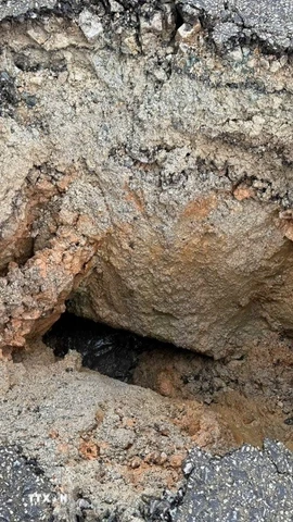 "Hố tử thần" xuất hiện trên đường phố ở Đà Nẵng, "nuốt chửng" ôtô