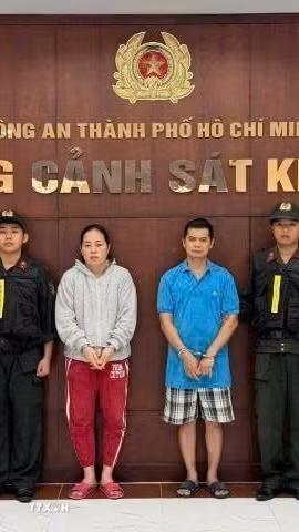 Hai 2 bị can là vợ chồng Nguyễn Thị Mỹ Phụng và Phạm Tuấn Thanh bị bắt tạm giam. (Ảnh: TTXVN phát)