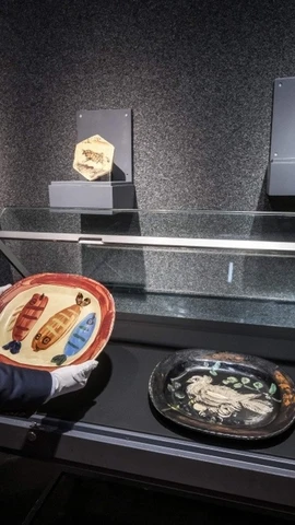 Ông Bernard Piguet, Giám đốc nhà đấu giá Piguet, cầm chiếc đĩa gốm của danh họa Pablo Picasso. (Nguồn: AFP)