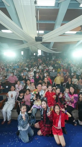 Ca sỹ Tung Dương và các bệnh nhi tham gia chương trình. (Nguồn: Vietnam+)