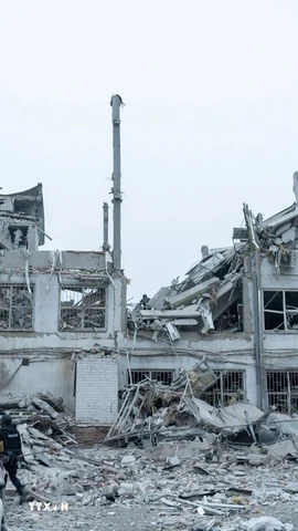 Nhân viên cứu hộ tìm kiếm các nạn nhân trong đống đổ nát của tòa nhà bị trúng tên lửa Nga ở Zaporizhzhia, Ukraine ngày 10/12/2024. (Ảnh: AA/TTXVN)