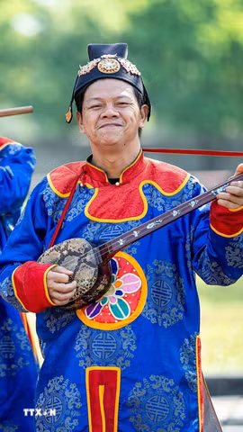 Đối với các nghệ sỹ của Nhà hát Nghệ thuật truyền thống Cung đình Huế, việc đưa Nhã nhạc đến gần hơn với công chúng không chỉ là công việc, mà còn là niềm vui và động lực để gắn bó với loại hình âm nhạc đặc biệt này. (Ảnh: Vân Chi/TTXVN phát)