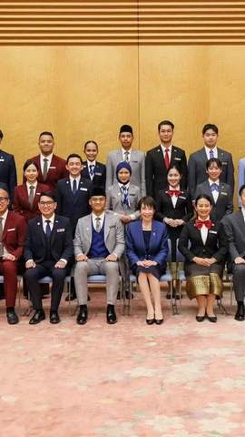 Thủ tướng Nhật Bản và các Trưởng đoàn Đại biểu Chương trình Tàu Thanh niên Đông Nam Á-Nhật Bản lần thứ 49. (Nguồn: Bộ Ngoại giao)