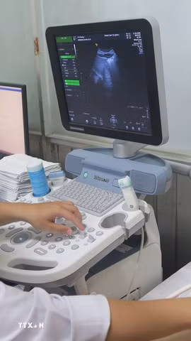 Khám sức khỏe miễn phí cho người dân tại Trạm Y tế phường Chợ Lớn. (Ảnh: Đinh Hằng/TTXVN)