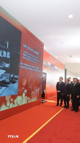 Thường trực Ban Bí thư Trần Cẩm Tú cùng các lãnh đạo Đảng, Nhà nước tham quan Trưng bày ảnh “Dưới cờ Đảng - đất nước tiến vào kỷ nguyên mới” do Thông tấn xã Việt Nam thực hiện. (Ảnh: Minh Quyết/TTXVN)