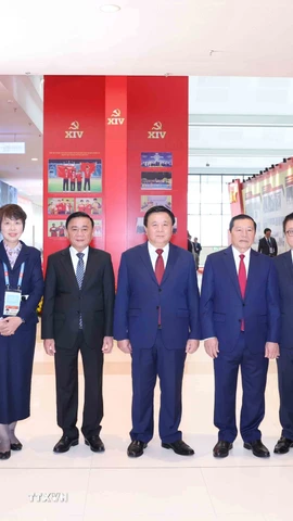 Thường trực Ban Bí thư Trần Cẩm Tú cùng các lãnh đạo Đảng, Nhà nước tham quan Trưng bày ảnh “Dưới cờ Đảng - đất nước tiến vào kỷ nguyên mới” do Thông tấn xã Việt Nam thực hiện. (Ảnh: Minh Quyết/TTXVN)