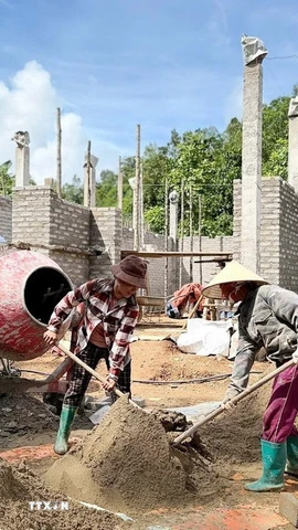 Xóa nhà tạm, nhà dột nát tại tổ 9, xã Na Rì, Thái Nguyên. (Ảnh: Vũ Hoàng Giang/TTXVN)