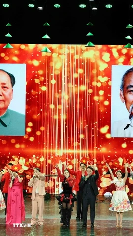 Tiết mục biểu diễn ca ngợi tình hữu nghị láng giềng Việt Nam-Trung Quốc tại Chương trình biểu diễn nghệ thuật hữu nghị Việt-Trung “Những sắc màu văn hóa.” (Ảnh: Công Tuyên/TTXVN)