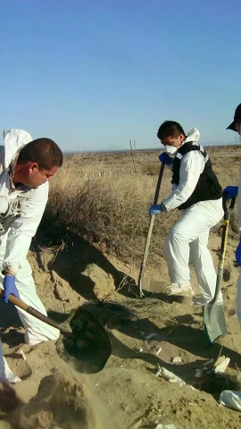 Lực lượng chức năng khai quật một nghĩa trang ở Mexico. (Nguồn: The New Yorker)