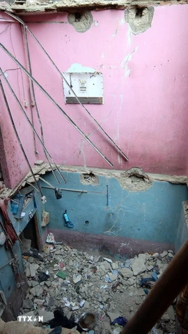 Hiện trường vụ nổ làm sập nhà tại thành phố Karachi, Pakistan. (Ảnh: THX/TTXVN)