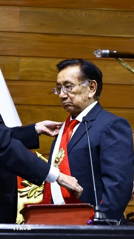 Ông Jose Balcazar (giữa) trong lễ nhậm chức Tổng thống lâm thời Peru tại Lima ngày 18/2. (Ảnh: THX/TTXVN)