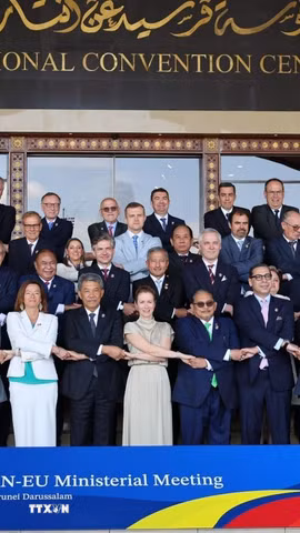 Các Bộ trưởng ASEAN và đại diện EU trước phiên khai mạc Hội nghị, tại Trung tâm Hội nghị quốc tế ở thủ đô Bandar Seri Begawan, Brunei. (Ảnh: Bùi Hoàn/TTXVN)