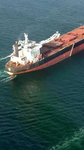 Các tàu thuyền đang di chuyển xung quanh một tàu chở dầu trong cuộc tập trận quân sự của các thành viên IRGC và hải quân tại eo biển Hormuz. (Nguồn: AFP)