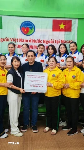 Hiệp hội người Việt Nam ở nước ngoài tại Macau (Trung Quốc) ủng hộ đồng bào vùng lũ lụt ở Miền Trung-Tây Nguyên. (Ảnh: TTXVN phát)