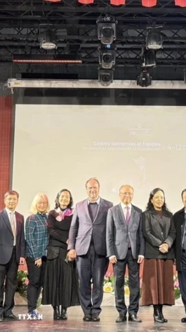 Các diễn giả tham dự tọa đàm “Điện ảnh Việt Nam và Pháp: Cơ hội hợp tác.” (Ảnh: Hữu Chiến/TTXVN)