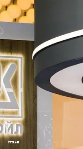 Biểu tượng của Công ty Lukoil ở Saint Petersburg, Nga. (Ảnh: REUTERS/TTXVN)