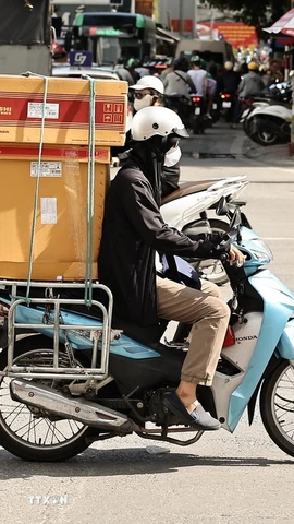 Các nhà cung cấp, lắp đặt điều hòa tất bật với công việc trong thời tiết nắng nóng. (Ảnh: Vũ Quang/TTXVN)