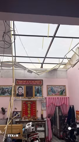 Nhà của người dân ở xã Long Phú Thuận (tỉnh Đồng Tháp) bị ảnh hưởng do trận dông lốc. (Ảnh: TTXVN phát)