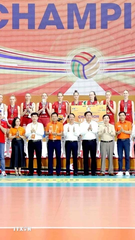 Lãnh đạo tỉnh Phú Thọ, lãnh đạo Đài Truyền hình Việt Nam cùng các nhà tài trợ chúc mừng chức vô địch của đội bóng chuyền nữ Korabelka (Nga). (Ảnh: Hoàng Hùng/TTXVN)