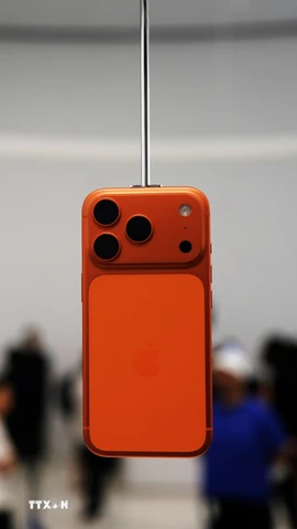 Mẫu điện thoại iPhone 17 Pro max của Apple được giới thiệu tại Cupertino, California, Mỹ. (Ảnh: THX/TTXVN)