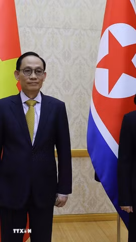 Bộ trưởng Ngoại giao Lê Hoài Trung và Bộ trưởng Ngoại giao Triều Tiên Choe Son Hui. (Ảnh: Đỗ Sinh/TTXVN)