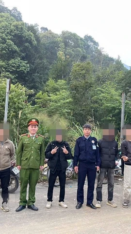 Lực lượng tìm kiếm đã đưa 4 du khách bị lạc trong rừng đến nơi an toàn. (Nguồn: Báo Bắc Ninh)