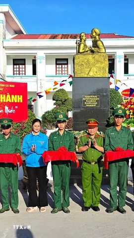 Khánh thành tượng đài Bác Hồ với chiến sỹ Biên phòng tại đồn Biên phòng Nhà Mát, Cà Mau. (Ảnh: TTXVN phát)
