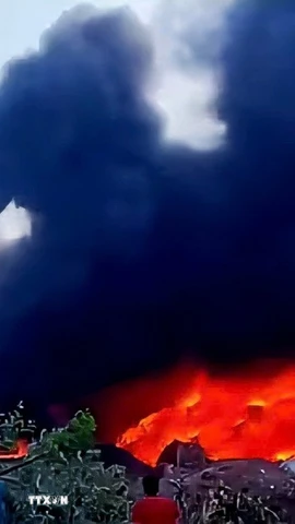 Lửa bùng phát dữ dội tại nhà xưởng bông của Chi nhánh Công ty Trách nhiệm hữu hạn Thương phẩm Á Phi (khu Hợp Thành, phường Yên Tử). (Ảnh: TTXVN phát)