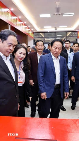 Chủ tịch Quốc hội Trần Thanh Mẫn kiểm tra, giám sát công tác chuẩn bị bầu cử tại khu vực bỏ phiếu số 8, phường Hải An, thành phố Hải Phòng. (Ảnh: Doãn Tấn/TTXVN)
