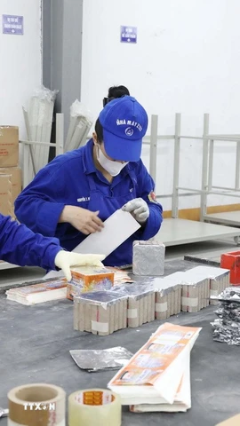 Công nhân Nhà máy Z121 hoàn thiện sản phẩm pháo hoa phục vụ người tiêu dùng. (Ảnh: Tạ Toàn/TTXVN)