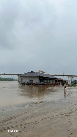 Mực nước sông Lô đoạn qua thành phố Tuyên Quang lên cao. (Ảnh: Hoàng Hải/TTXVN)
