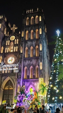 Khu vực Nhà thờ lớn (phường Hoàn Kiếm, Hà Nội) được trang hoàng, chuẩn bị đón lễ Giáng sinh 2025. (Ảnh: Khánh Hòa/TTXVN)