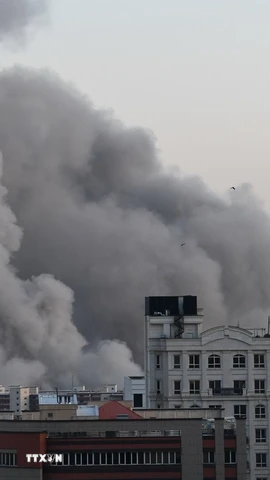 Khói bốc lên sau cuộc không kích tại Tehran, Iran. (Ảnh: THX/TTXVN)