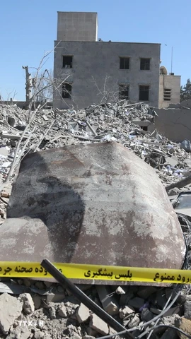 Cảnh đổ nát sau cuộc không kích tại Tehran, Iran. (Ảnh: THX/TTXVN)