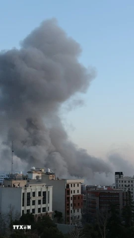 Khói bốc lên sau một vụ nổ ở Tehran, Iran. (Ảnh: THX/TTXVN)