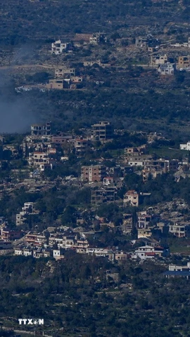 Khói bốc sau các cuộc không kích của Israel xuống miền Nam Liban ngày 8/3. (Ảnh: THX/TTXVN)