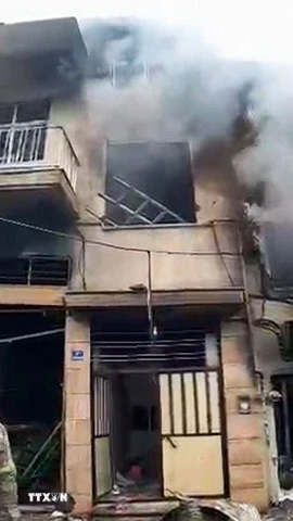 Khói bốc lên từ tòa nhà tại Tehran, Iran sau cuộc tấn công do lực lượng Mỹ-Israel tiến hành ngày 11/3. (Ảnh: ANI/TTXVN)